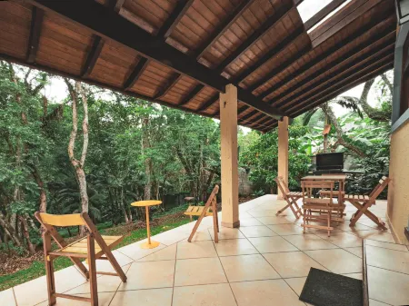 Chalé Encantador na Granja Viana Отели в г. Карапикуиба