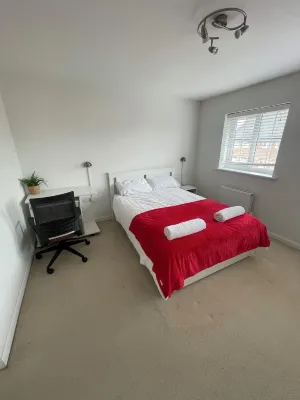 Dartford 4 Beds Sleeps 8 Near Bluewater and M25 Các khách sạn gần St Mary The Virgin Stone Parish Church