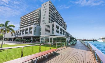 Reef - Waterfront City Pool Sauna & Gym