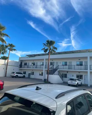 Hotel las Palmas Hotels near Walmart Supercenter