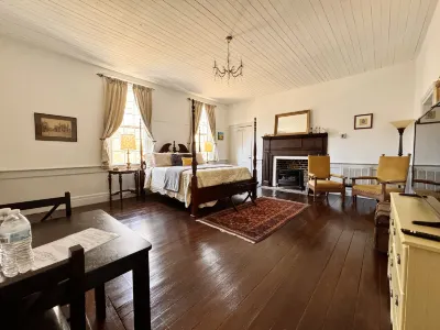 The Sunnyside Sisters Bed and Breakfast Hotels in Clarksville