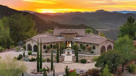 Cleveland Vista by Avantstay Pool, Hot Tub, Fire Pit + Panoramic Views