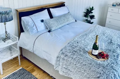 Wavecrest Holiday Cottage by Trident Holiday Homes