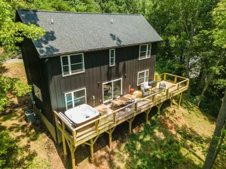 Hot Tub Nestled in the Forest w Chef s Kitchen Отели рядом с достопримечательностью «Блу-Ридж-Паркуэй»