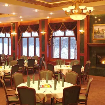 Pike's Waterfront Lodge