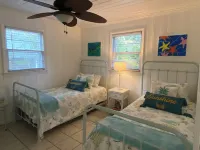 Charming family-friendly cottage near the beach, large lot with beautiful oaks