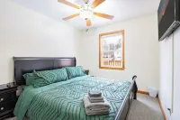 Comfort Awaits at Cozy Get Away - Dog Friendly - 3BD / 2BA + Living Spaces 애크런-서밋 카운티 공공도서관 주변 호텔