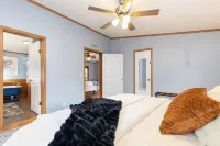 Smoky Mountain Riverfront Lodge: 4 Bedrm on the Tuckaseegee River in Sylva NC