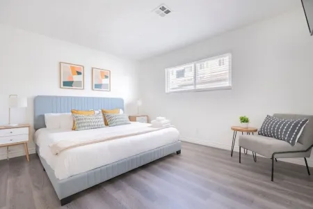 Enjoy Alhambra Night Life at 2BR Apt w/ King Bed Отели рядом с достопримечательностью «Keck School of Medicine of USC Physician Assistant Program»