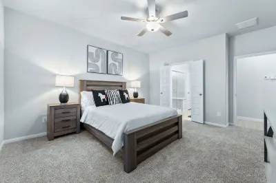 Spacious New House! Hotels near Hangar 9 Wake Park