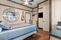"The Florida Cracker "THE GREEN ROOM" READ our five stars review.. Hotels near Garden Grove Baptist Church