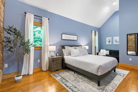 Sleeps 19+ with Hot tub, Game Room & Swing Set