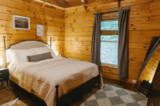 "Alpine Hills" Cozy Hideaway RRG Cabin w/ Hot Tub