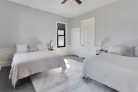 Miller House-Modern Remodel 2BR Historic Townhome blocks to downtown Noblesville