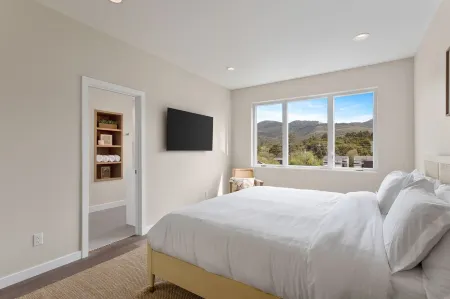 Brand New Lavish Townhome Duplex w 2 Private Hot Tubs & 2 Saunas Отели рядом с достопримечательностью «Jetty Marina»