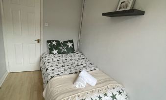 3 Bed House - Sleeps 5 - Garden - Parking - Wifi