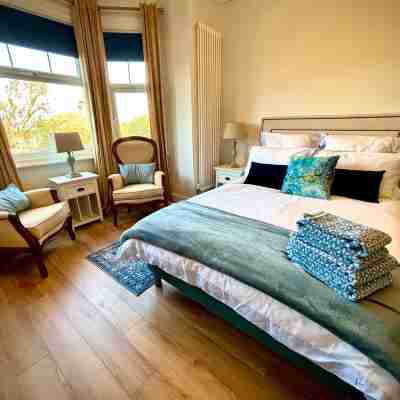 5 Guests - 2 Bedrooms - Free Parking - 1min Beach Rooms