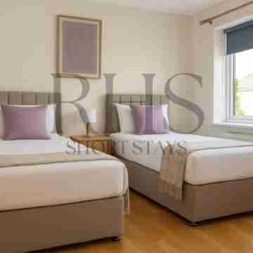 4-Bed Home in Maidenhead Rooms