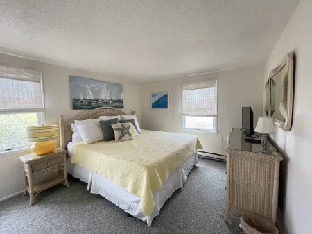 Bay Front Home with Amazing Sunset Views, Short block to Beach, centralA/C,kayak Отели рядом с достопримечательностью «Бичфронт»