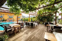 Suzanne Hotel & Restaurant - Pools