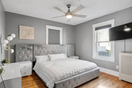 Luxurious 2 BD next to UMass sleep up to 8 with Gym Отели рядом с достопримечательностью «Lambda Chi Alpha»