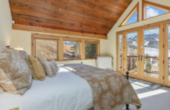 Exceptional Ski Resort Access and Views in Private 4 Bedroom Home