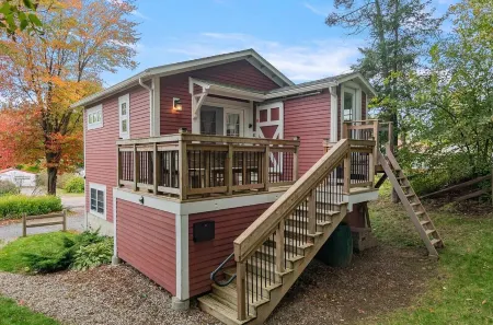 Close To The City With A Farmhouse Feel!