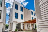 Luxury Home w/ Rooftop Patio - 7 Minutes to Downtown Hotels in Berry Hill