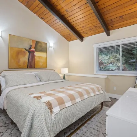 Peaceful 2-bedroom retreat in the trees above Bellingham