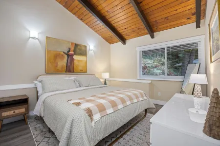 Peaceful 2-bedroom retreat in the trees above Bellingham