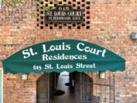 Cozy Place Downtown by the River Center minutes to LSU. Free Parking/Wifi