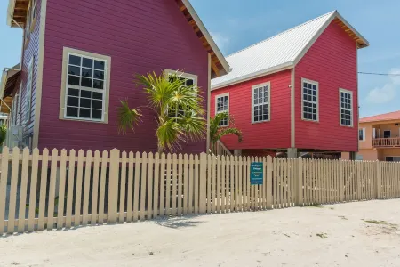 Purple Pearl Cottage with a Pool and Modern Amenities Отели рядом с достопримечательностью «Сплит»