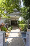 Spectacular Penthouse with Huge Front & Rear Rooftops. Weizmann Institute of Science 주변 호텔