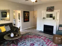 Artistic Retreat - Walk Downtown, Sparkling Clean!