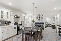 Texas City Palace: 6 beds, Pool-sleeps 12+