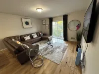 Spacious 3-bedroom apartment with WiFi, AC in amazing Newark