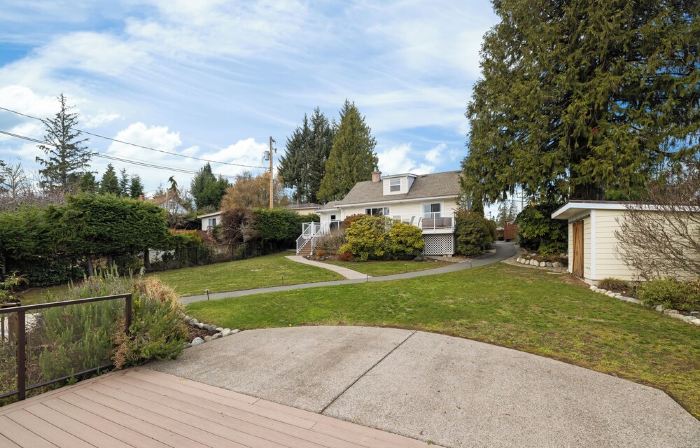 Oceanfront 3 Bed: Private Beach and Dock Access, Hot Tub , BBQ & Free Kayaks!
