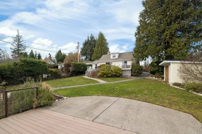 Oceanfront 3 Bed: Private Beach and Dock Access, Hot Tub , BBQ & Free Kayaks!