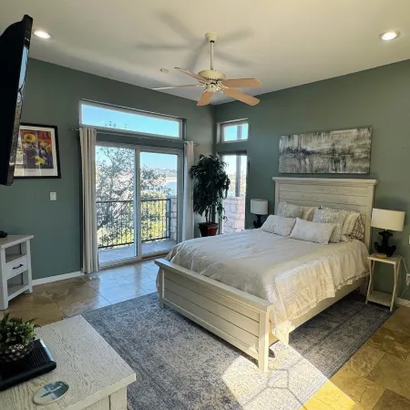 Luxury Lakefront Property and Wedding Venue Отели в г. Гудзон Бенд