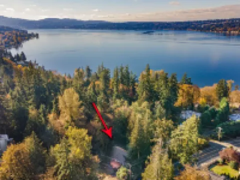 Sammamish Modern Family & Pet Friendly Home Hotels in Sammamish