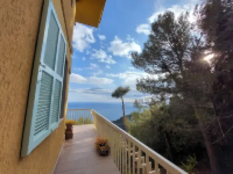 2-bedroom apartment, large terrace overlooking the Côte d'Azur