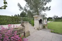 Charming cottage in the countryside between St Rémy de Provence and Avignon Hotels in Eyragues