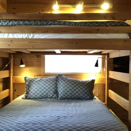 Quiet 1 BR + loft cabin great for weekend getaways & stargazing. Pet Friendly!