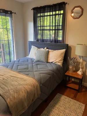 Perfect beach house getaway within walking distance to the beach Отели рядом с достопримечательностью «Парк штата Харкнесс Мемориал»