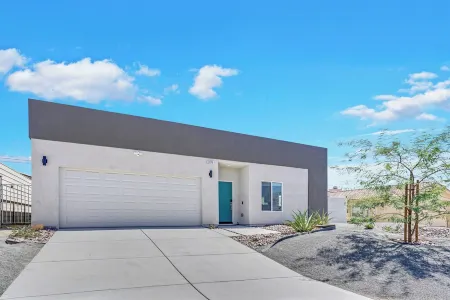 Spacious 3-bedroom vacation home 20 minutes from Agua Caliente Casino Отели рядом с достопримечательностью «Desert Hot Springs Chamber-Commerce»