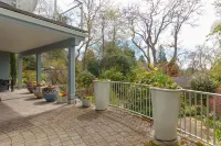 Victoria, ~BC~ - Fully Furnished-Self Contained Garden Suite Continuing Studies at UVic附近的飯店