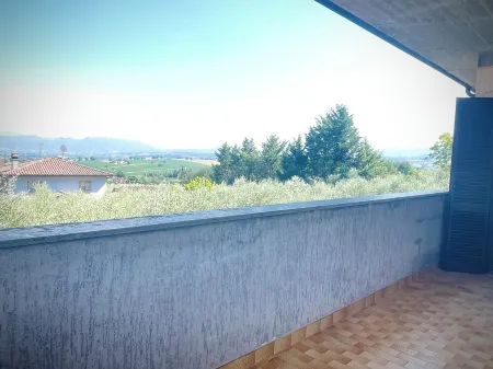 Luminoso Appartamento Zona Montefalco Отели в г. Монтефалько