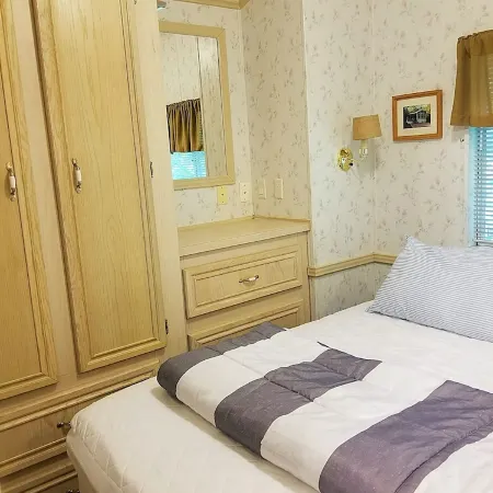 Point Sebago Resort, 30 Purple Road, Walking distance to beach!