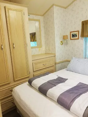 Point Sebago Resort, 30 Purple Road, Walking distance to beach!