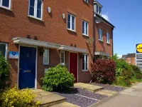 Caspian House (4 Bedrooms) - Serviced Accommodation Hotels in Grimsby